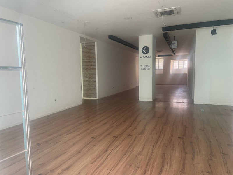 SCHIO - Centro: in posizione centrale, vendesi NEGOZIO-UFFICIO vetrinato, piano terra. Possibilit...