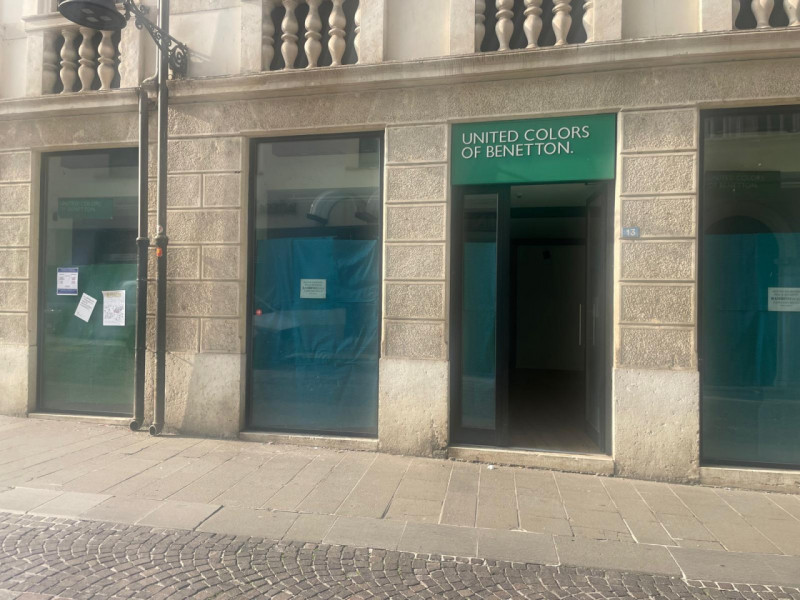 SCHIO - Centro: in posizione centrale, vendesi NEGOZIO-UFFICIO vetrinato, piano terra. Possibilit...