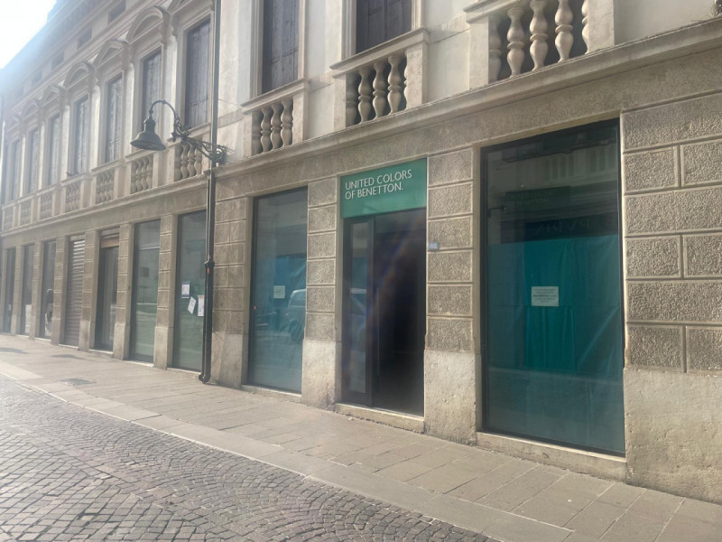 SCHIO - Centro: in posizione centrale, vendesi NEGOZIO-UFFICIO vetrinato, piano terra. Possibilit...