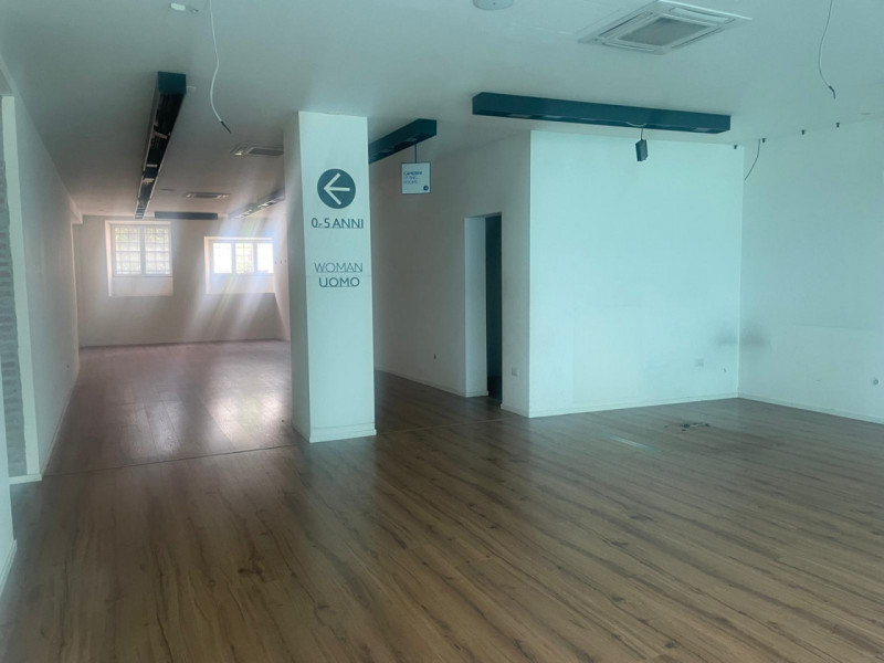 SCHIO - Centro: in posizione centrale, vendesi NEGOZIO-UFFICIO vetrinato, piano terra. Possibilit...