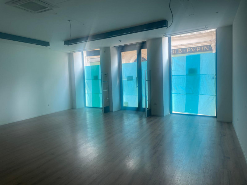 SCHIO - Centro: in posizione centrale, vendesi NEGOZIO-UFFICIO vetrinato, piano terra. Possibilit...