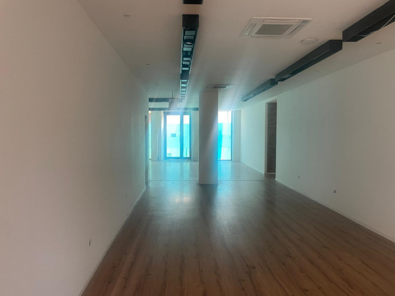 SCHIO - Centro: in posizione centrale, vendesi NEGOZIO-UFFICIO vetrinato, piano terra. Possibilit...