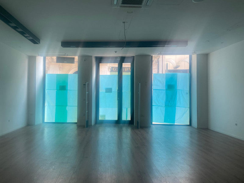 SCHIO - Centro: in posizione centrale, vendesi NEGOZIO-UFFICIO vetrinato, piano terra. Possibilit...