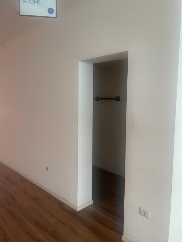 SCHIO - Centro: in posizione centrale, vendesi NEGOZIO-UFFICIO vetrinato, piano terra. Possibilit...