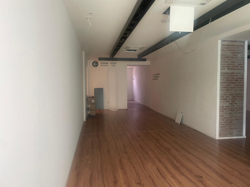 SCHIO - Centro: in posizione centrale, vendesi NEGOZIO-UFFICIO vetrinato, piano terra. Possibilit...