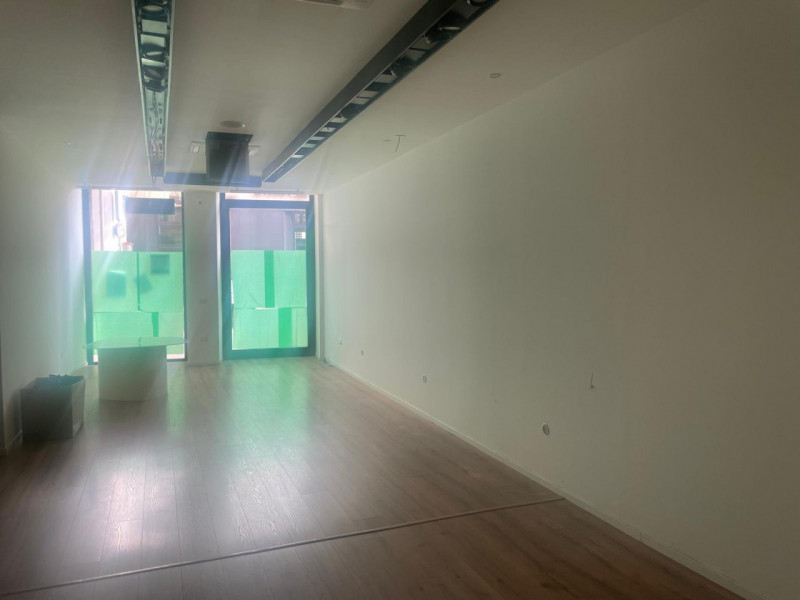 SCHIO - Centro: in posizione centrale, vendesi NEGOZIO-UFFICIO vetrinato, piano terra. Possibilit...