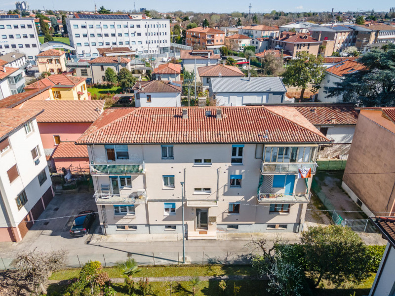 Appartamento sito al terzo ed ultimo piano.
L’immobile è composto da: ingresso, cucina e soggiorn...