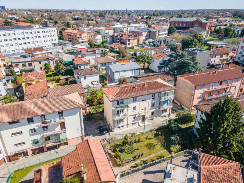 Appartamento sito al terzo ed ultimo piano.
L’immobile è composto da: ingresso, cucina e soggiorn...