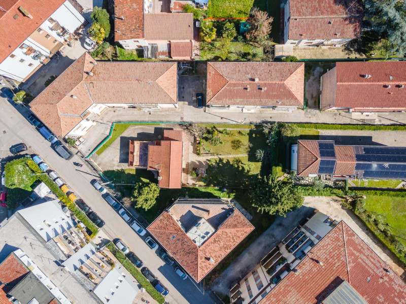 Appartamento sito al terzo ed ultimo piano.
L’immobile è composto da: ingresso, cucina e soggiorn...