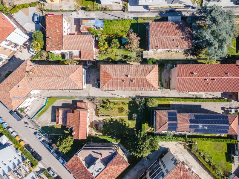 Appartamento sito al terzo ed ultimo piano.
L’immobile è composto da: ingresso, cucina e soggiorn...