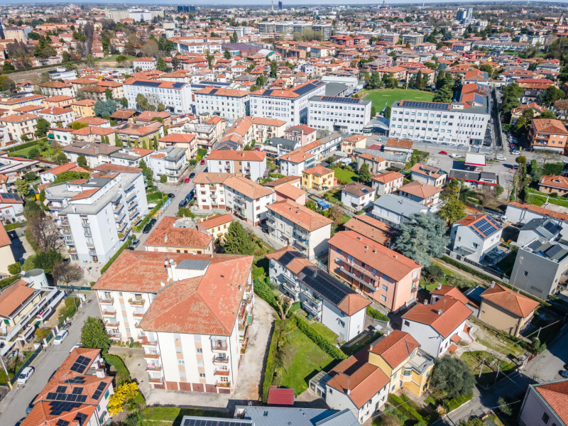 Appartamento sito al terzo ed ultimo piano.
L’immobile è composto da: ingresso, cucina e soggiorn...