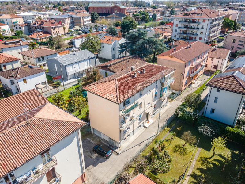 Appartamento sito al terzo ed ultimo piano.
L’immobile è composto da: ingresso, cucina e soggiorn...