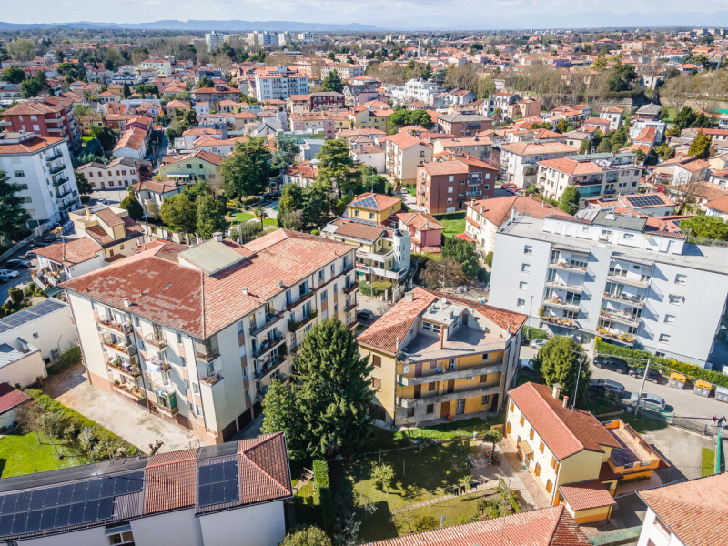 Appartamento sito al terzo ed ultimo piano.
L’immobile è composto da: ingresso, cucina e soggiorn...