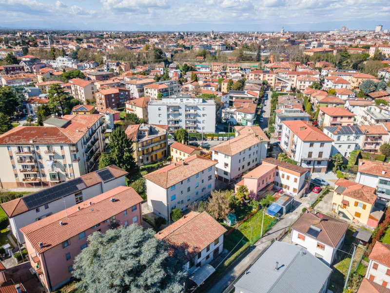 Appartamento sito al terzo ed ultimo piano.
L’immobile è composto da: ingresso, cucina e soggiorn...