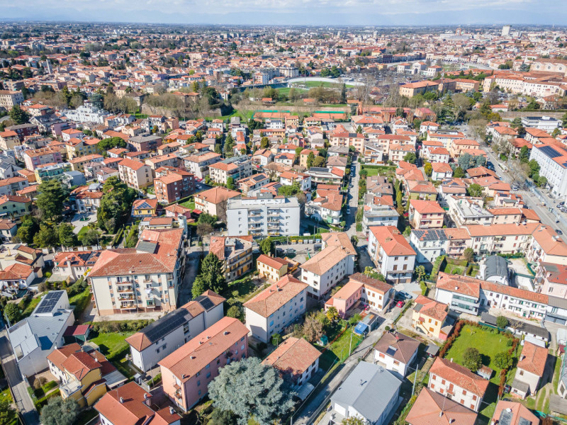 Appartamento sito al terzo ed ultimo piano.
L’immobile è composto da: ingresso, cucina e soggiorn...