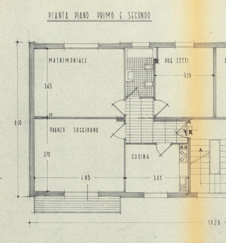 Appartamento sito al terzo ed ultimo piano.
L’immobile è composto da: ingresso, cucina e soggiorn...