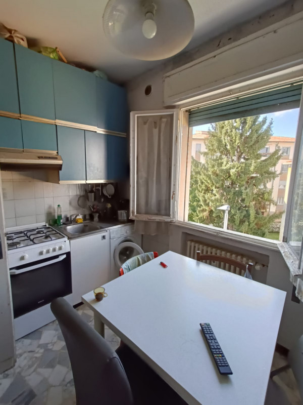 Appartamento sito al terzo ed ultimo piano.
L’immobile è composto da: ingresso, cucina e soggiorn...