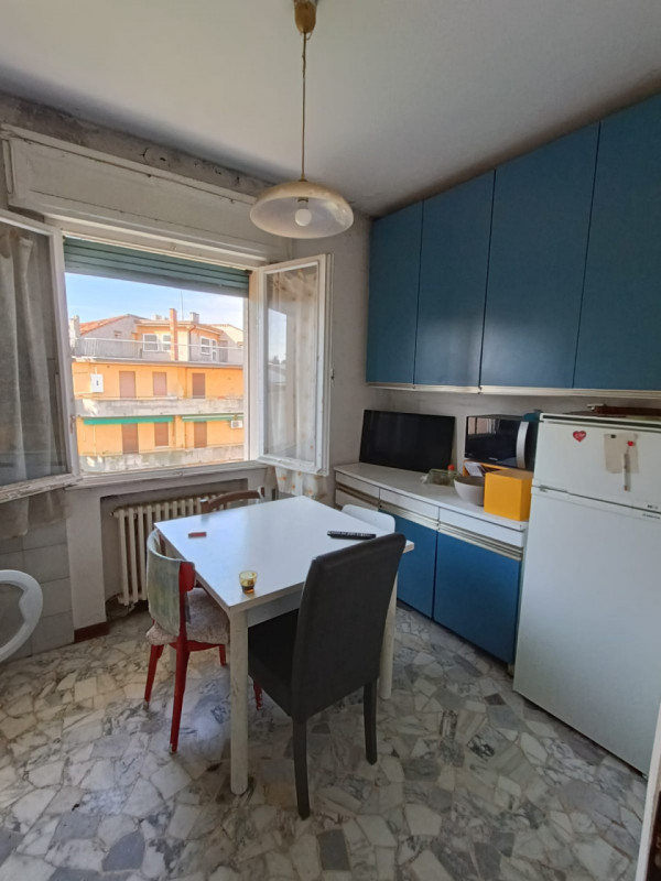 Appartamento sito al terzo ed ultimo piano.
L’immobile è composto da: ingresso, cucina e soggiorn...