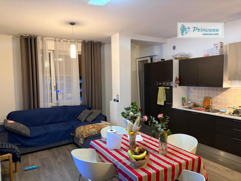 Vendesi in pieno centro a Schio, questo elegante e affascinante trilocale di recente ristrutturaz...