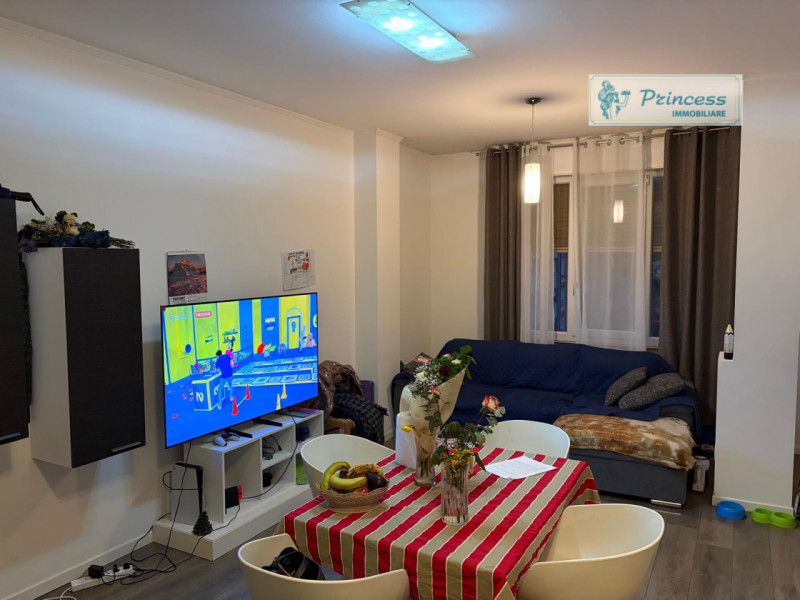 Vendesi in pieno centro a Schio, questo elegante e affascinante trilocale di recente ristrutturaz...