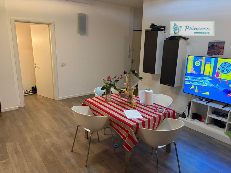 Vendesi in pieno centro a Schio, questo elegante e affascinante trilocale di recente ristrutturaz...