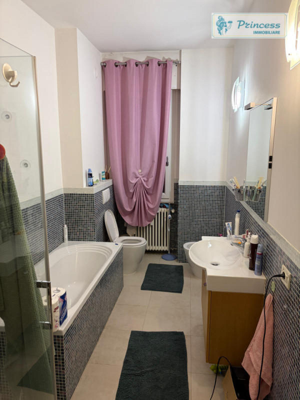 Vendesi in pieno centro a Schio, questo elegante e affascinante trilocale di recente ristrutturaz...