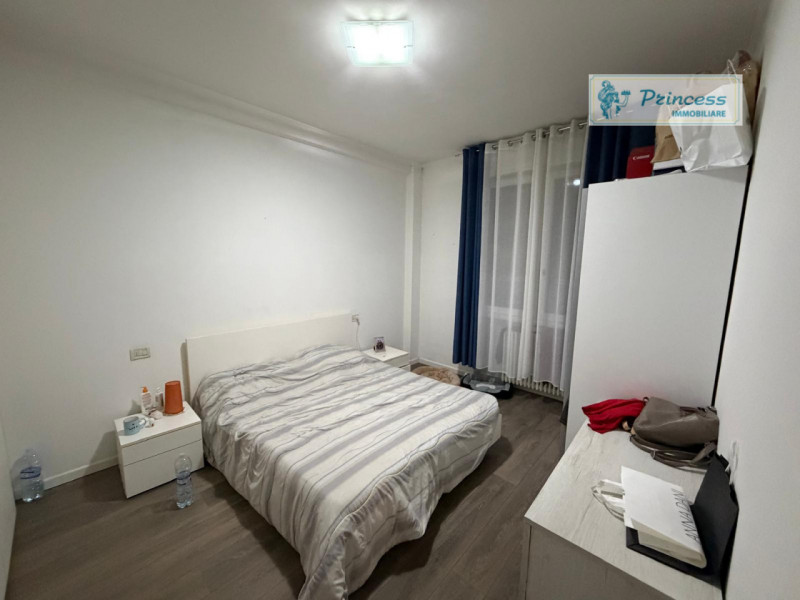 Vendesi in pieno centro a Schio, questo elegante e affascinante trilocale di recente ristrutturaz...