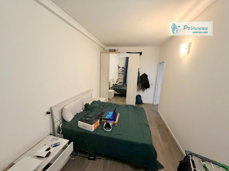 Vendesi in pieno centro a Schio, questo elegante e affascinante trilocale di recente ristrutturaz...