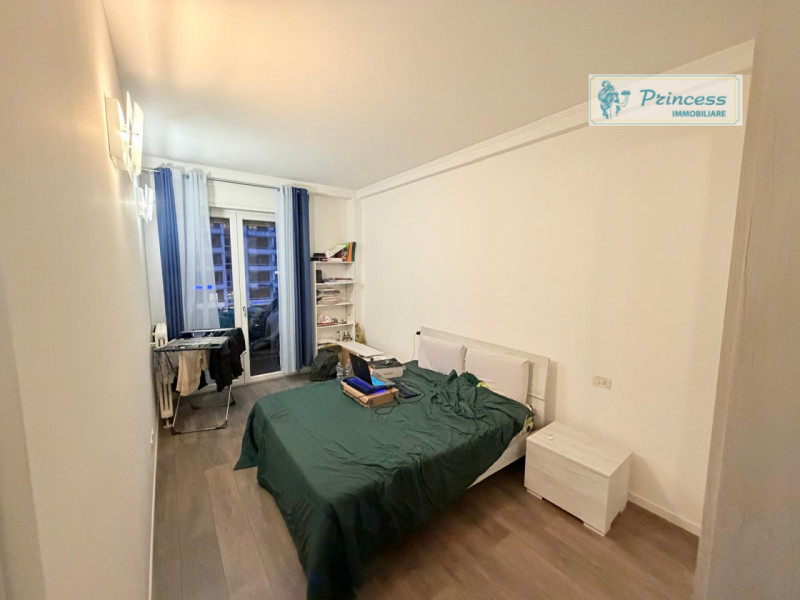 Vendesi in pieno centro a Schio, questo elegante e affascinante trilocale di recente ristrutturaz...