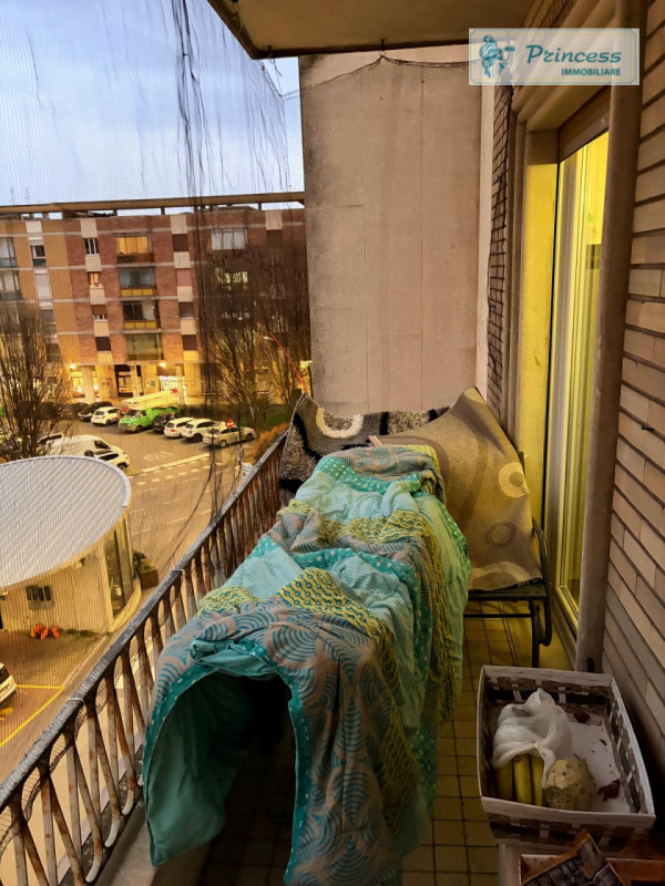 Vendesi in pieno centro a Schio, questo elegante e affascinante trilocale di recente ristrutturaz...