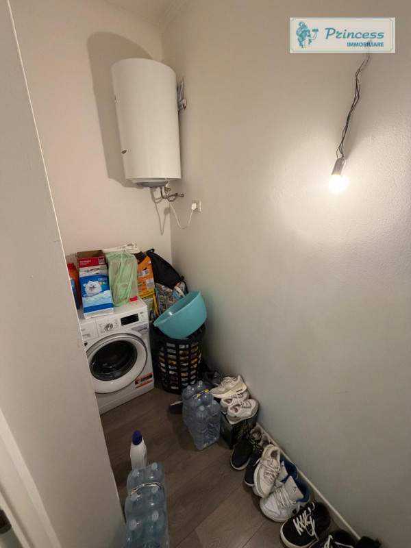 Vendesi in pieno centro a Schio, questo elegante e affascinante trilocale di recente ristrutturaz...