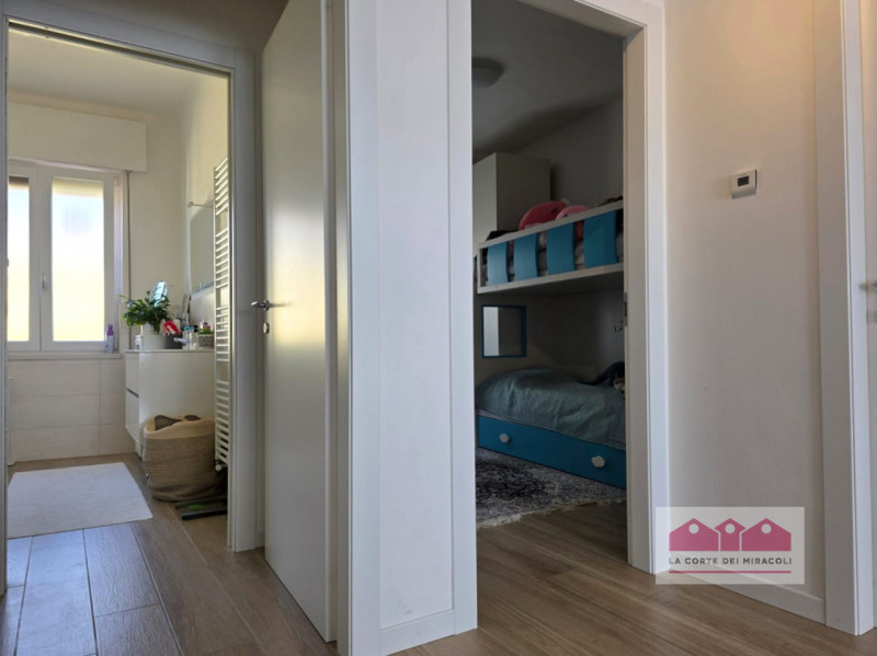 CENTRO STORICO: BICAMERE LUMINOSO RISTRUTTURATO NEL 2019, ULTIMO PIANO, SPLENDIDA VISTA SUI TETTI...