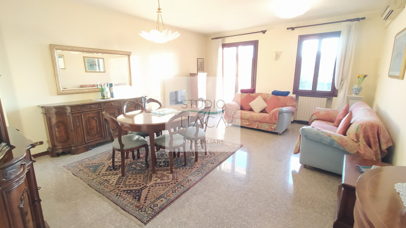 Nel tranquillo e servito quartiere Paltana, proponiamo una porzione di bifamiliare di oltre 280 m...