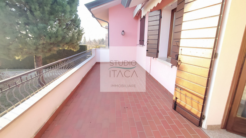 Nel tranquillo e servito quartiere Paltana, proponiamo una porzione di bifamiliare di oltre 280 m...