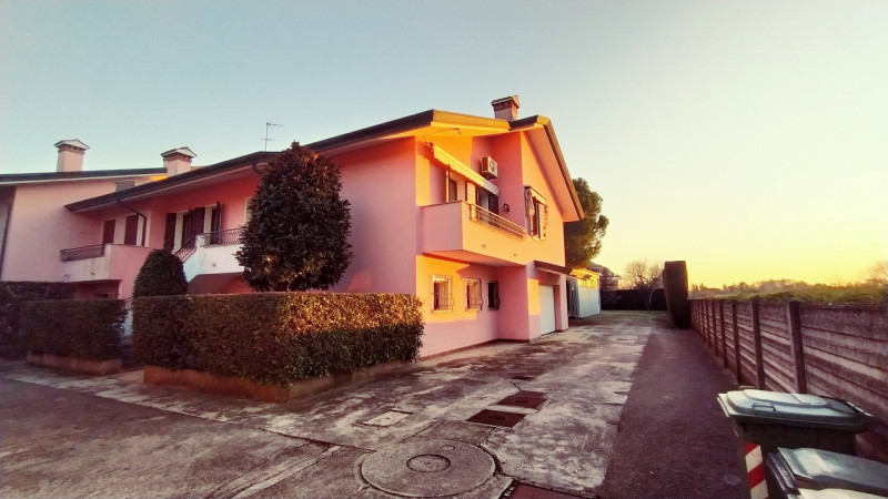 Nel tranquillo e servito quartiere Paltana, proponiamo una porzione di bifamiliare di oltre 280 m...