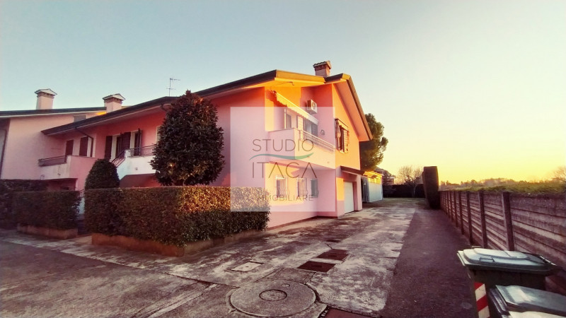 Nel tranquillo e servito quartiere Paltana, proponiamo una porzione di bifamiliare di oltre 280 m...