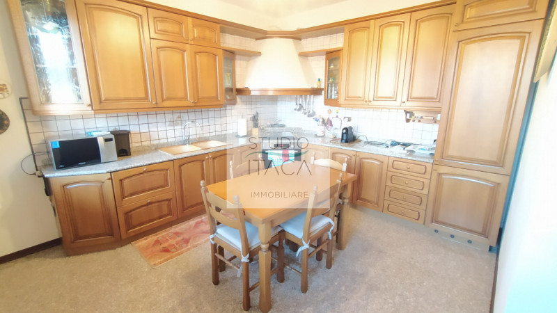 Nel tranquillo e servito quartiere Paltana, proponiamo una porzione di bifamiliare di oltre 280 m...