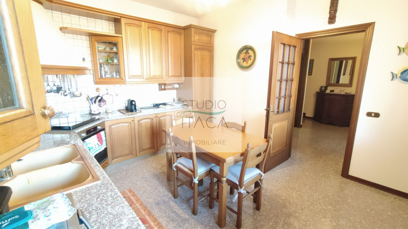 Nel tranquillo e servito quartiere Paltana, proponiamo una porzione di bifamiliare di oltre 280 m...