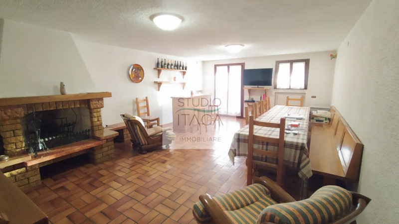 Nel tranquillo e servito quartiere Paltana, proponiamo una porzione di bifamiliare di oltre 280 m...