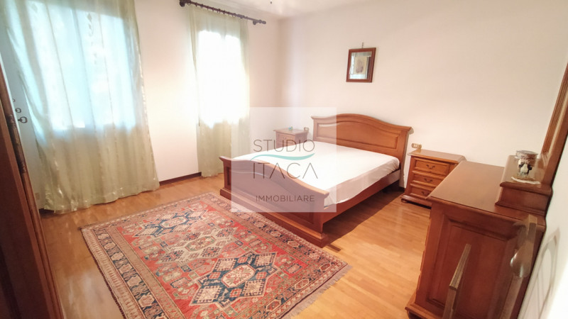 Nel tranquillo e servito quartiere Paltana, proponiamo una porzione di bifamiliare di oltre 280 m...