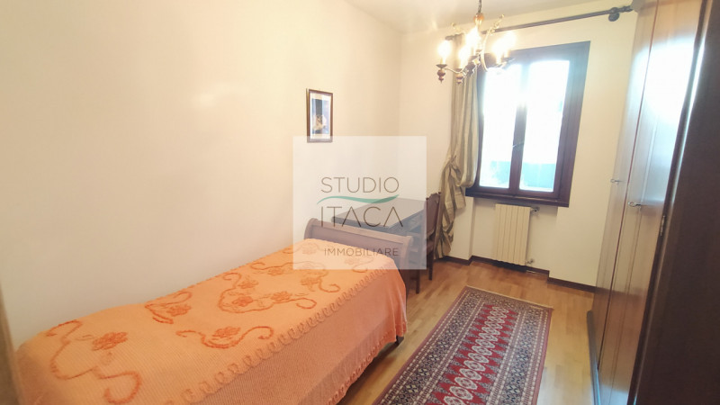 Nel tranquillo e servito quartiere Paltana, proponiamo una porzione di bifamiliare di oltre 280 m...