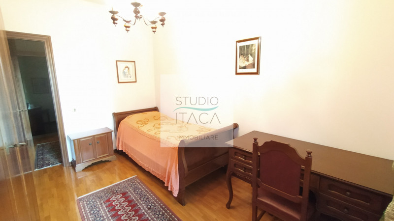 Nel tranquillo e servito quartiere Paltana, proponiamo una porzione di bifamiliare di oltre 280 m...