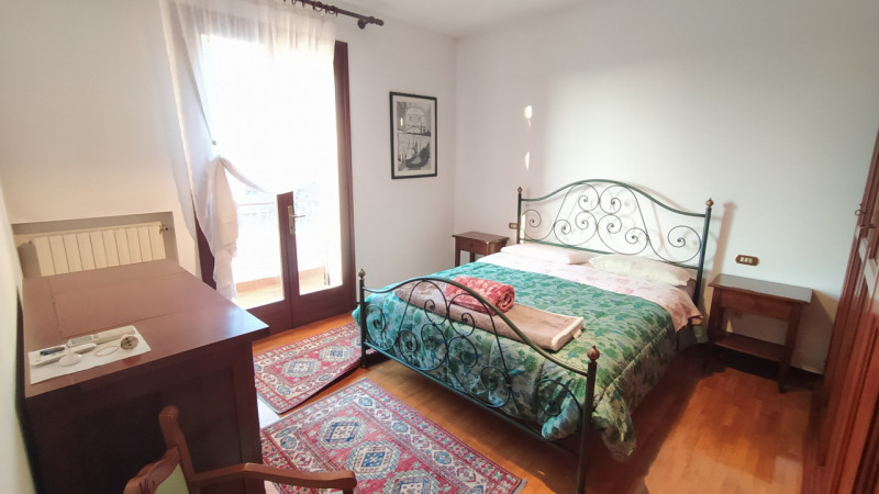 Nel tranquillo e servito quartiere Paltana, proponiamo una porzione di bifamiliare di oltre 280 m...