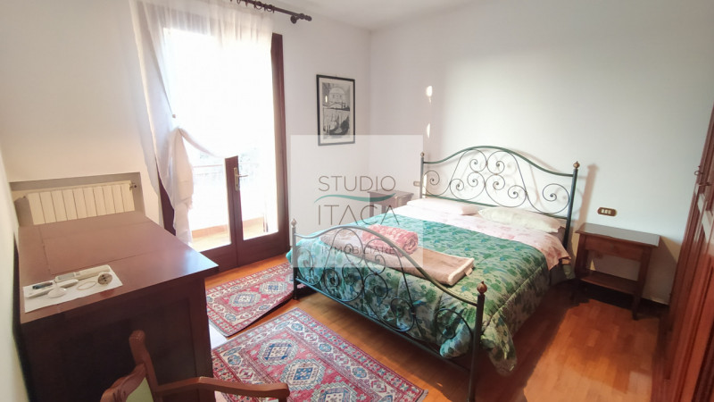 Nel tranquillo e servito quartiere Paltana, proponiamo una porzione di bifamiliare di oltre 280 m...