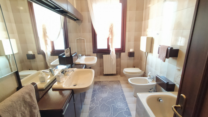 Nel tranquillo e servito quartiere Paltana, proponiamo una porzione di bifamiliare di oltre 280 m...