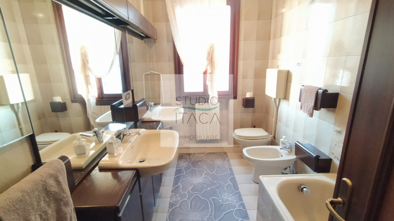 Nel tranquillo e servito quartiere Paltana, proponiamo una porzione di bifamiliare di oltre 280 m...