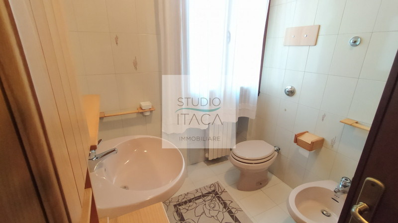 Nel tranquillo e servito quartiere Paltana, proponiamo una porzione di bifamiliare di oltre 280 m...