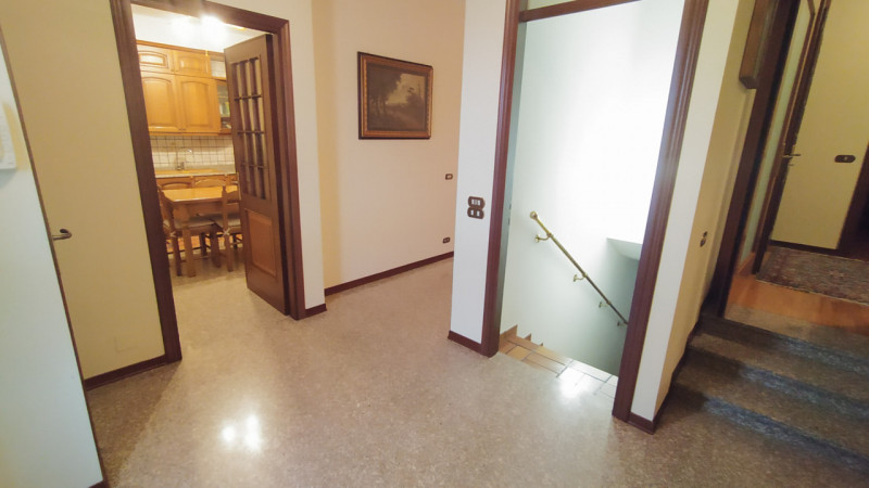 Nel tranquillo e servito quartiere Paltana, proponiamo una porzione di bifamiliare di oltre 280 m...