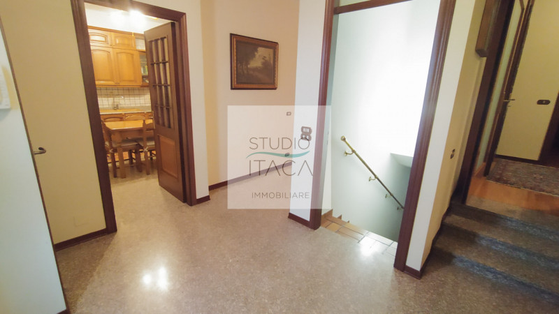 Nel tranquillo e servito quartiere Paltana, proponiamo una porzione di bifamiliare di oltre 280 m...