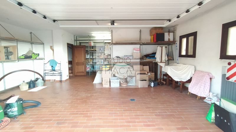 Nel tranquillo e servito quartiere Paltana, proponiamo una porzione di bifamiliare di oltre 280 m...